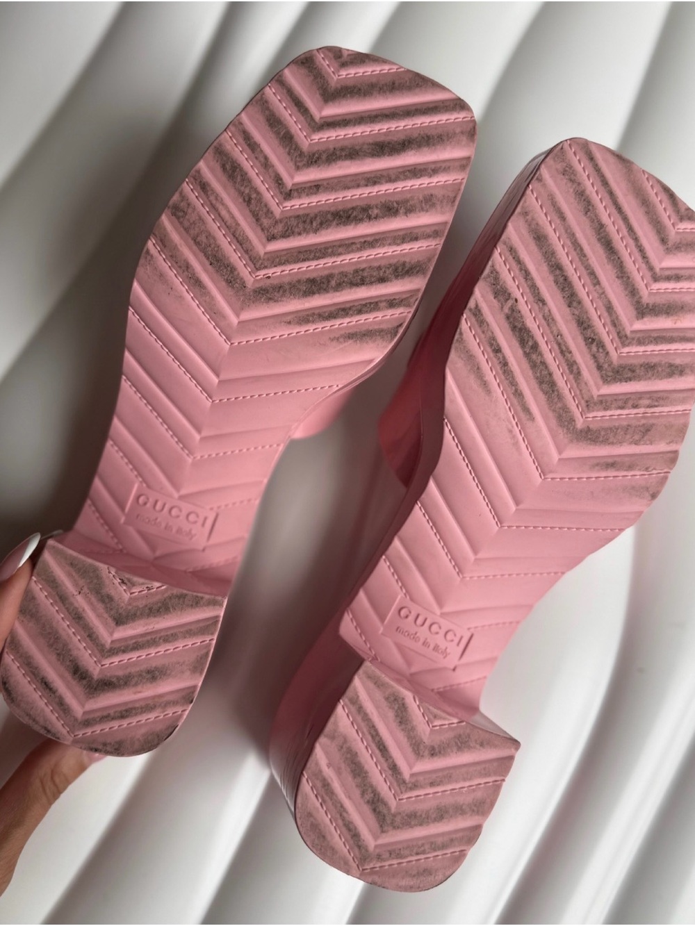 Gucci Pink Patent Logo Block Heel Mules - Picture 2 of 3